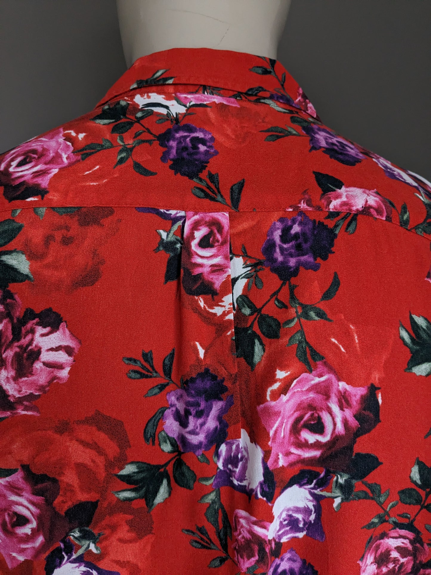 Siksilk overhemd korte mouw. Rood roze paarse bloemen print. Viscose. Maat M.
