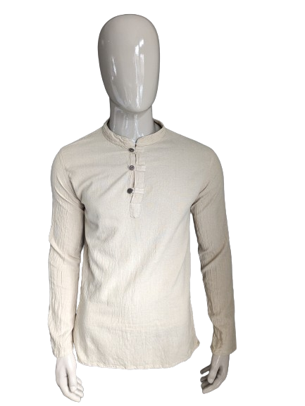 Vintage-Shirt / Langarm-Longsleeve mit Knöpfen und Mao / Stehkragen. Hellbraun. Größe M.