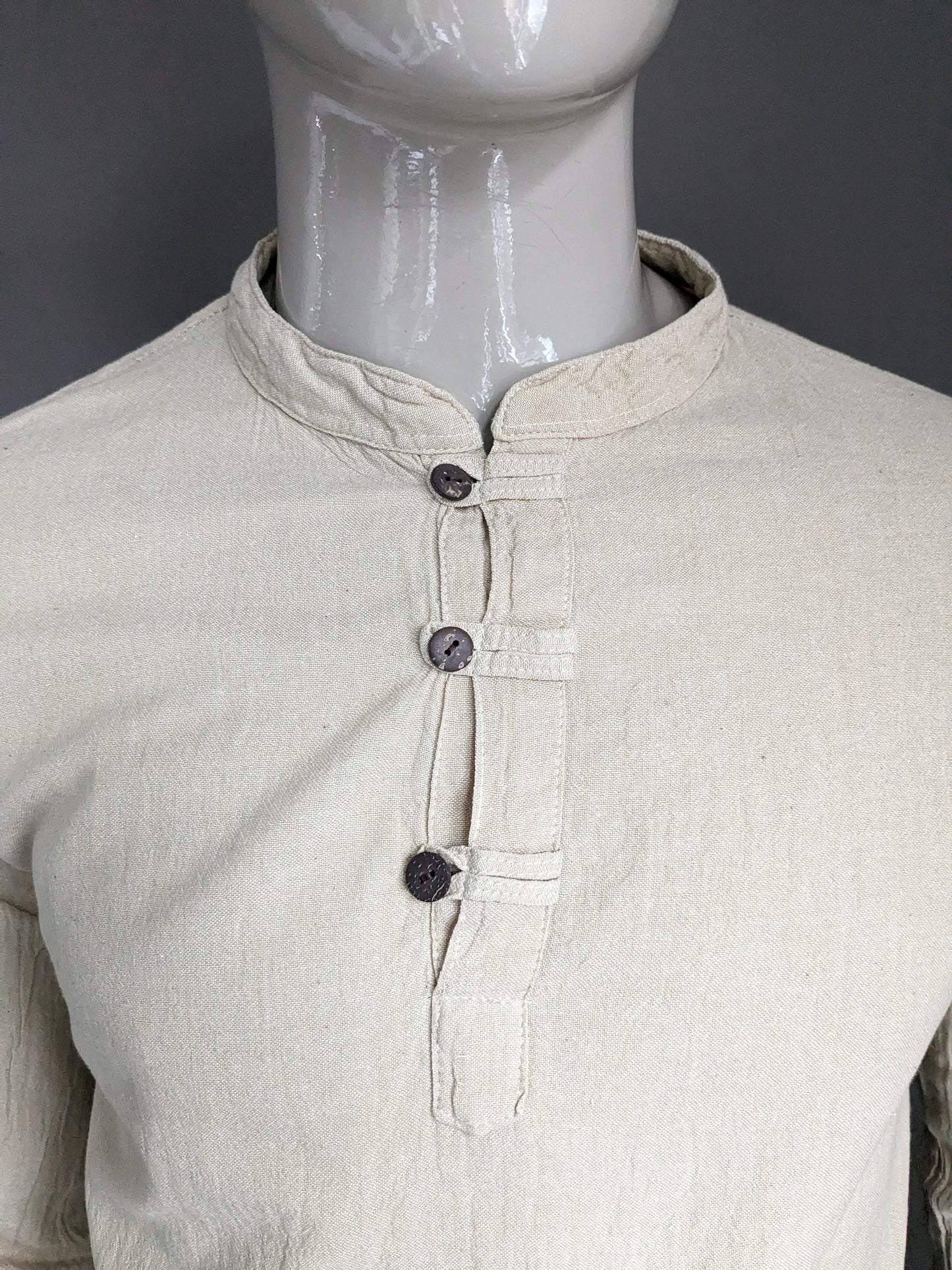 Vintage shirt / longsleeve lange mouw met knoopjes en Mao / opstaande kraag. Lichtbruin. Maat M.