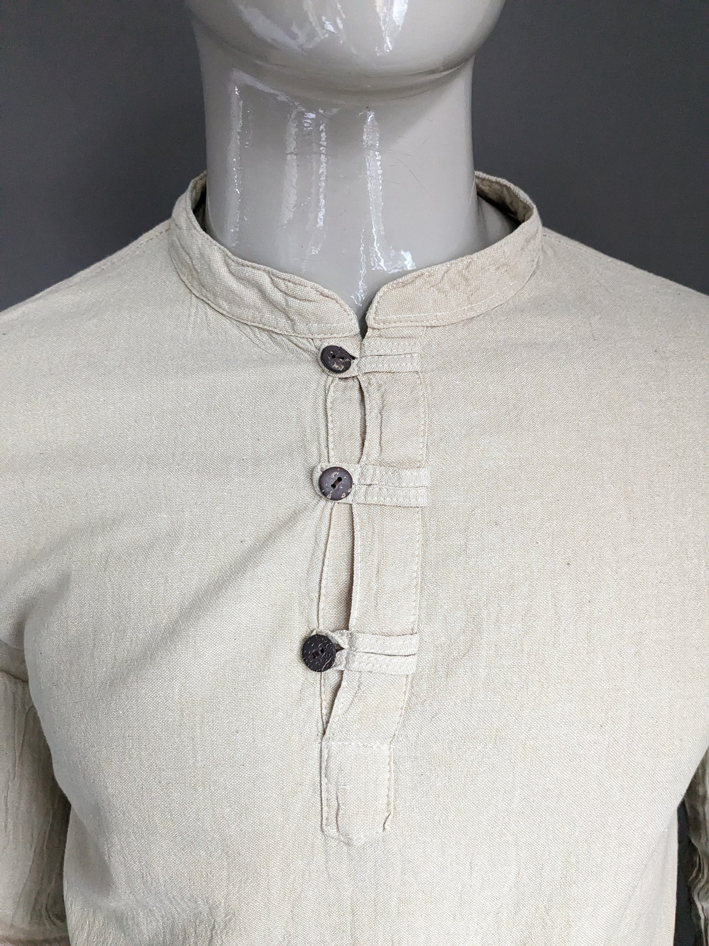 Vintage-Shirt / Langarm-Longsleeve mit Knöpfen und Mao / Stehkragen. Hellbraun. Größe M.