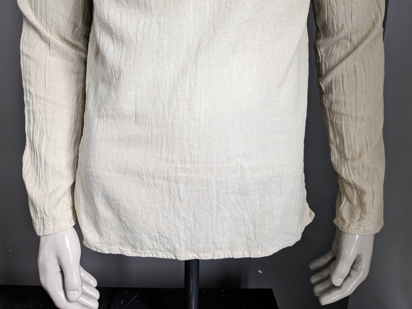 Vintage shirt / longsleeve lange mouw met knoopjes en Mao / opstaande kraag. Lichtbruin. Maat M.