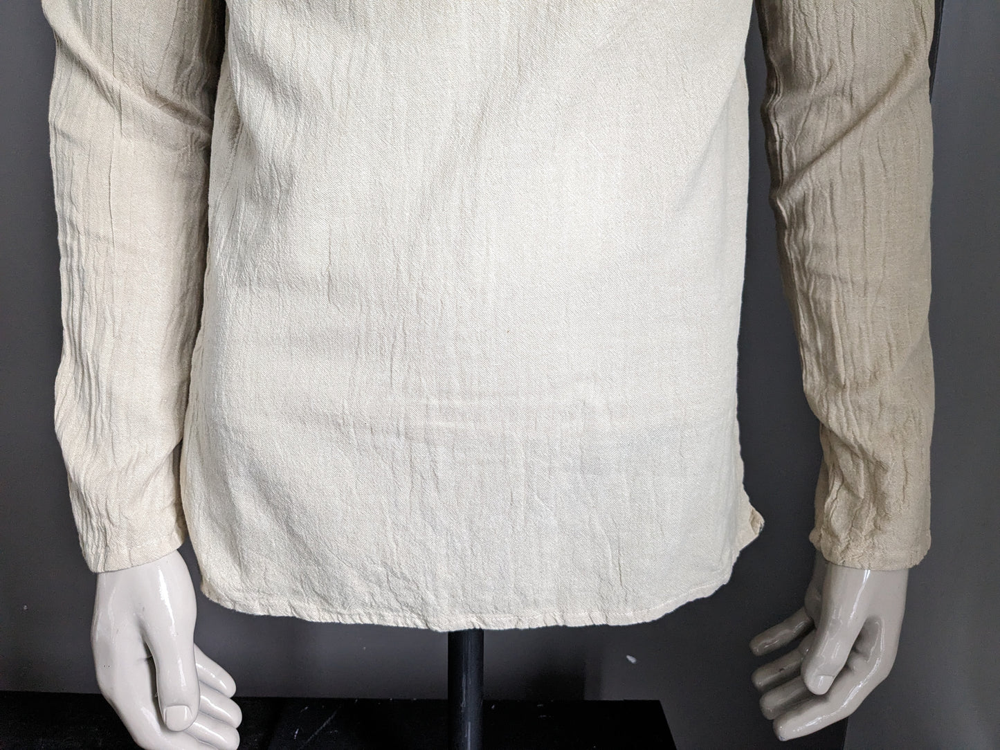 Vintage-Shirt / Langarm-Longsleeve mit Knöpfen und Mao / Stehkragen. Hellbraun. Größe M.