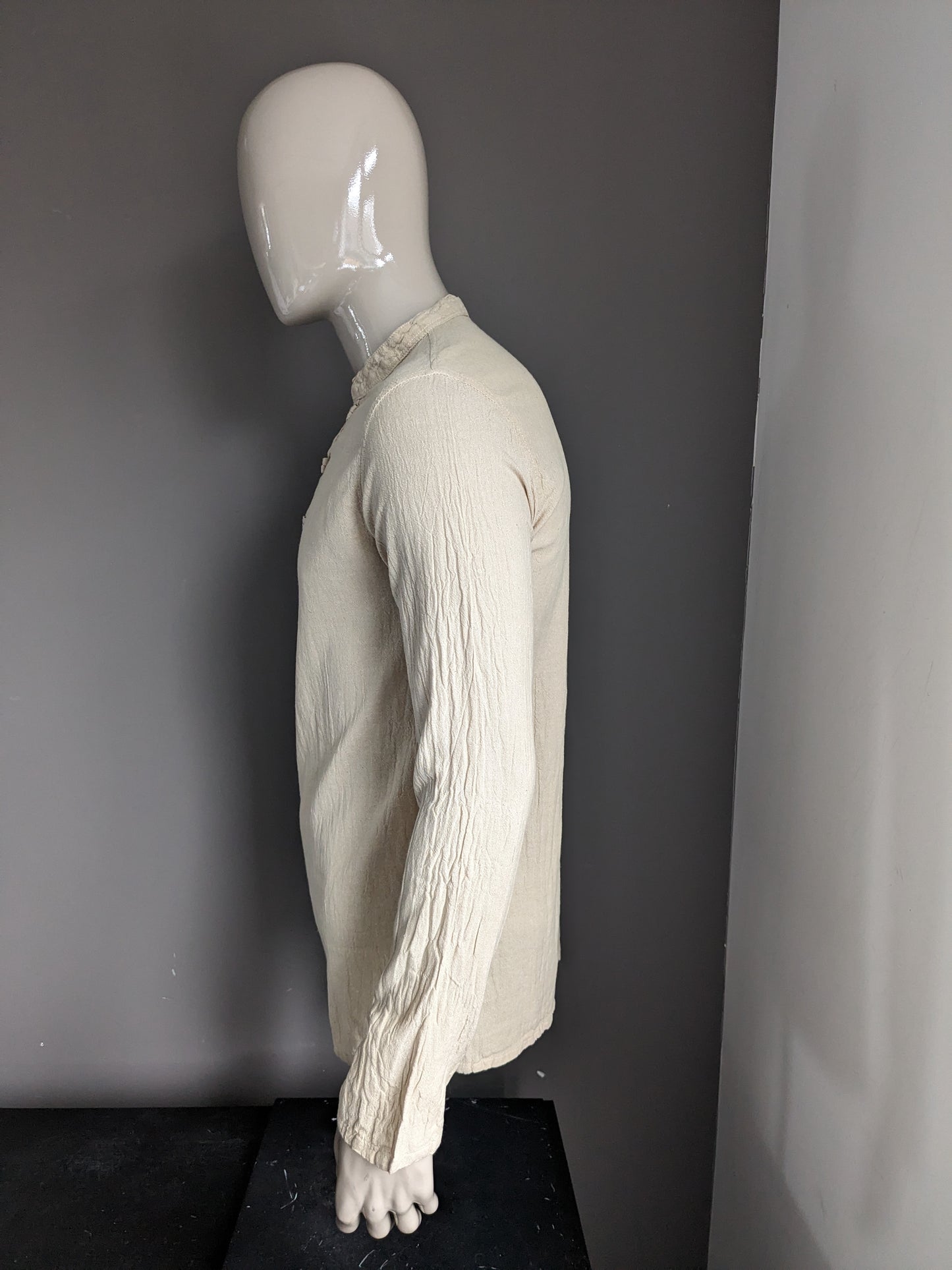 Vintage-Shirt / Langarm-Longsleeve mit Knöpfen und Mao / Stehkragen. Hellbraun. Größe M.