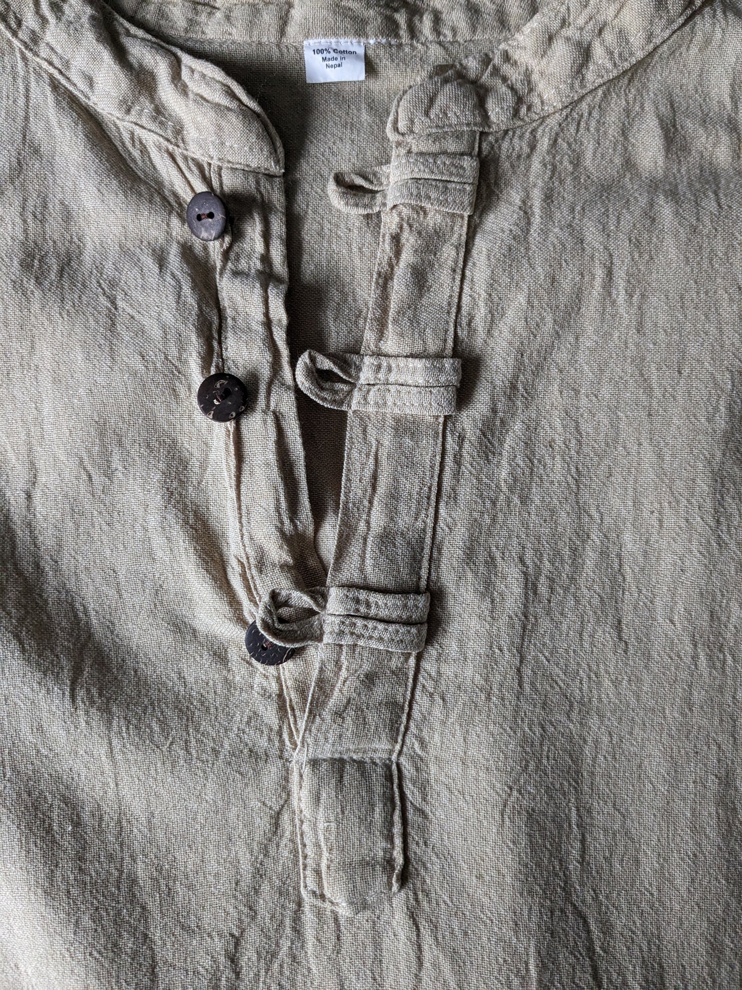 Camisa vintage / manga larga de manga larga con botones y collar MAO / elevado. Marrón claro. Talla M.