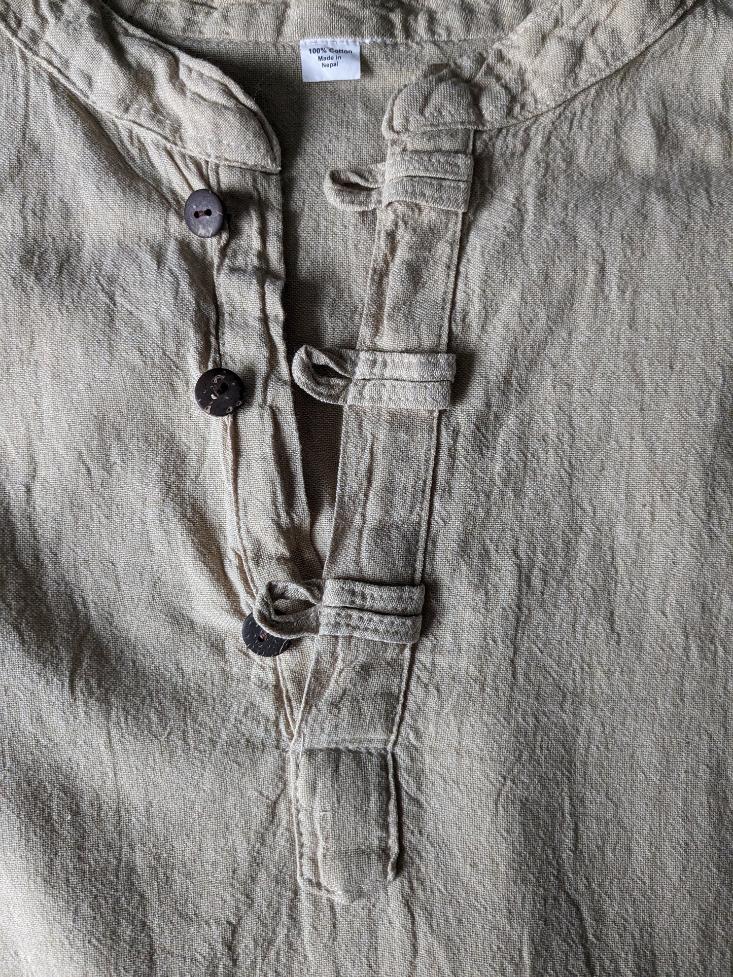 Vintage-Shirt / Langarm-Longsleeve mit Knöpfen und Mao / Stehkragen. Hellbraun. Größe M.