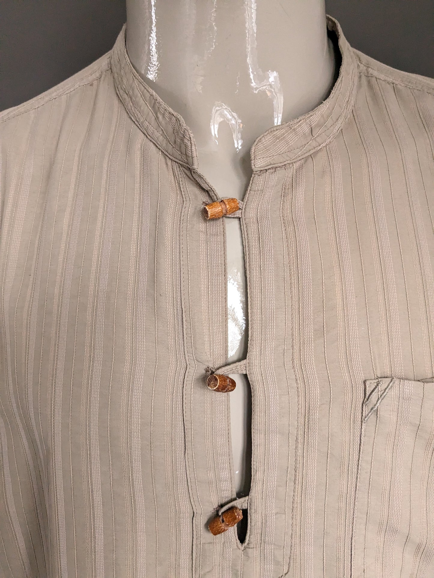 G-club shirt / polo mao / raised collar with wooden buttons. Light brown motif. Size XXL / 2XL.