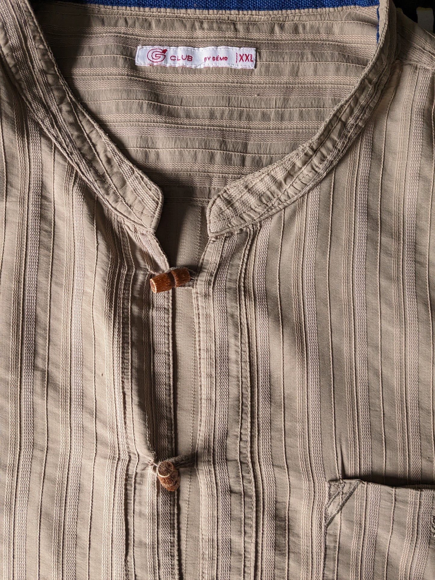 G-Club shirt / polo Mao / opstaande kraag met houten knoopjes. Lichtbruin motief. Maat XXL / 2XL.