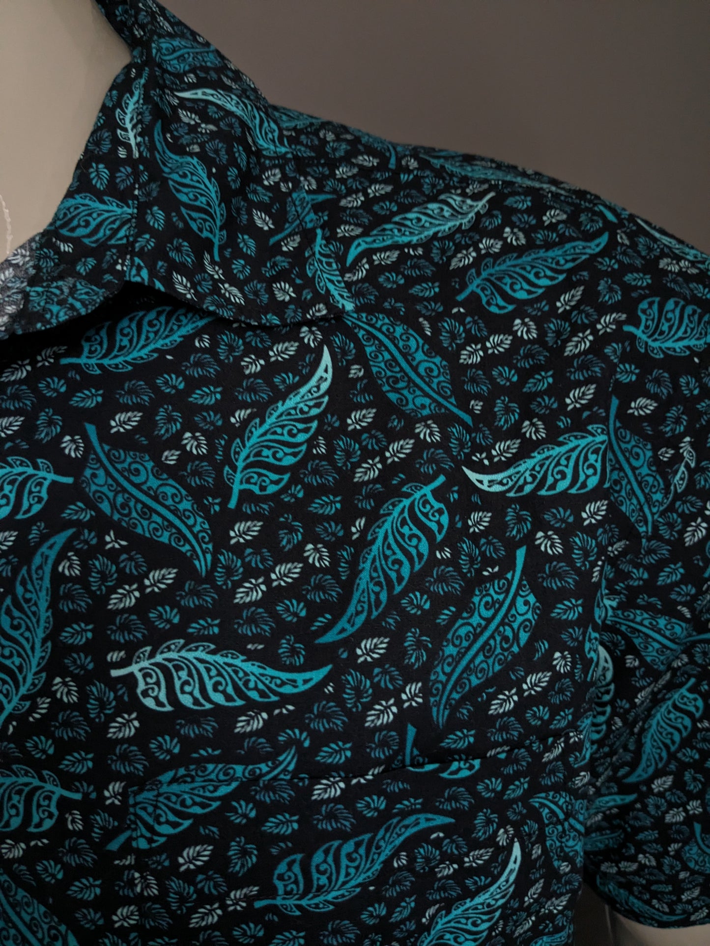 Atlas for Men short sleeve shirt. Green black leaf motif. Size XXL / 2XL