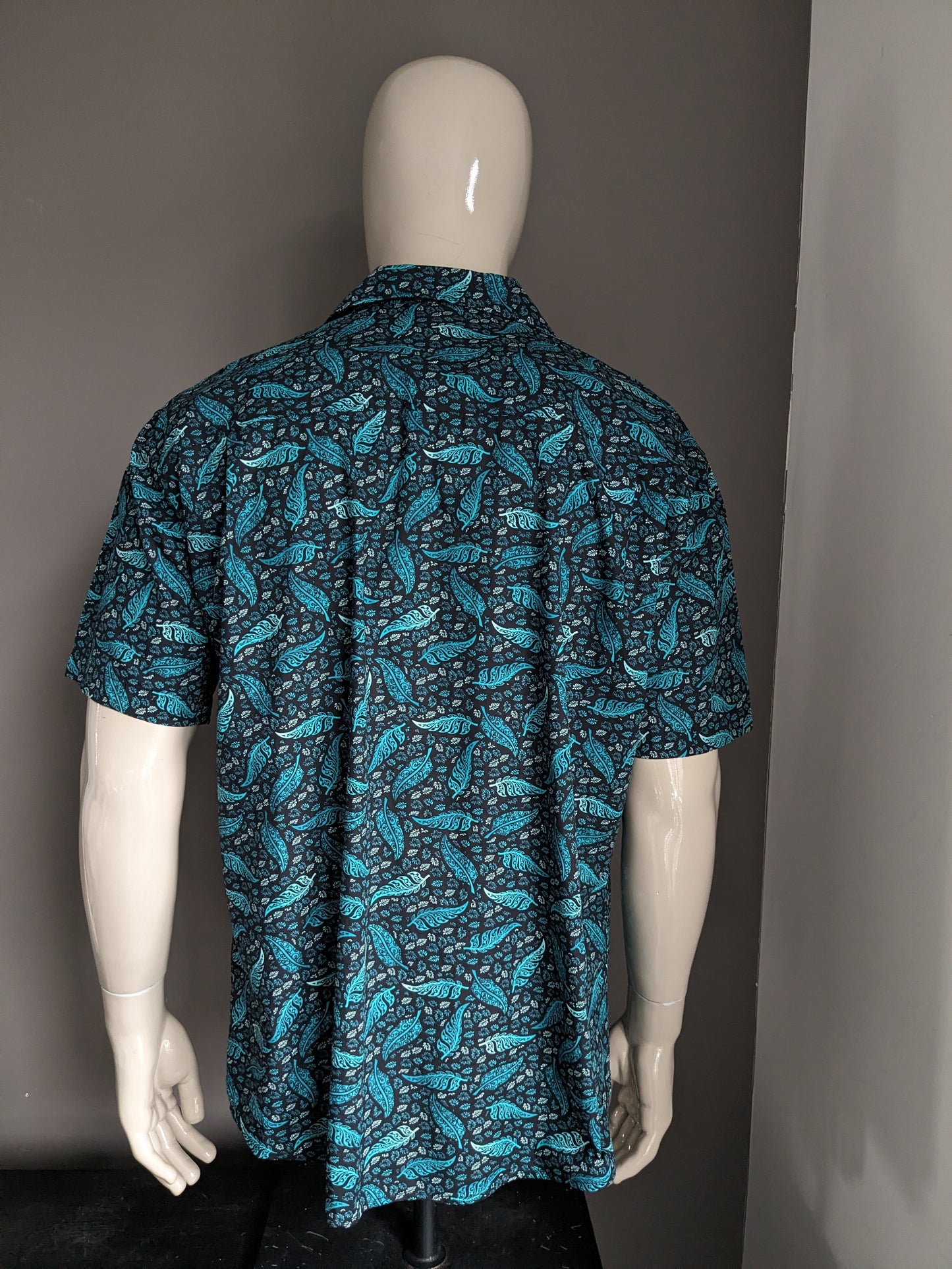 Atlas for Men short sleeve shirt. Green black leaf motif. Size XXL / 2XL