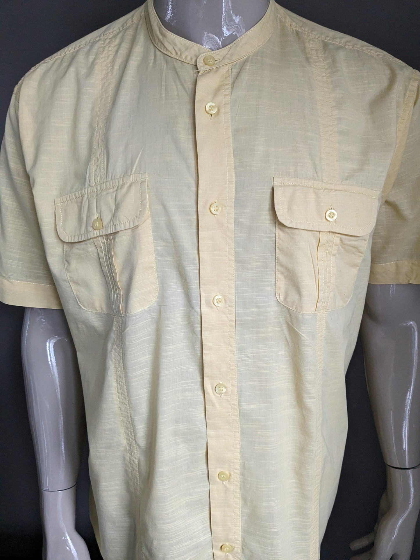 Vintage Angelo Litrico Camisa Camiseta corta con mao / cuello de pie. Motivo amarillo. Tamaño xl.