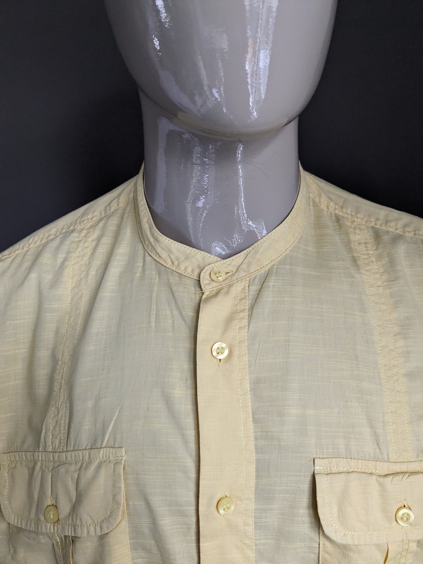 Vintage Angelo Litrico overhemd korte mouw met Mao / opstaande kraag. Geel motief. Maat XL.