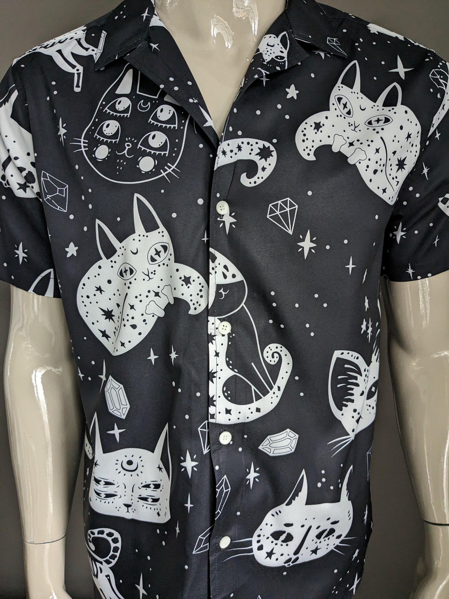 Camisa sin marca manga corta. Impresión de Galaxy Cats. En blanco y negro. Talla L.