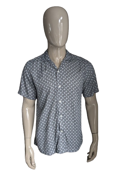 Travel shirt with short sleeve. Blue black and white print. Size L.
