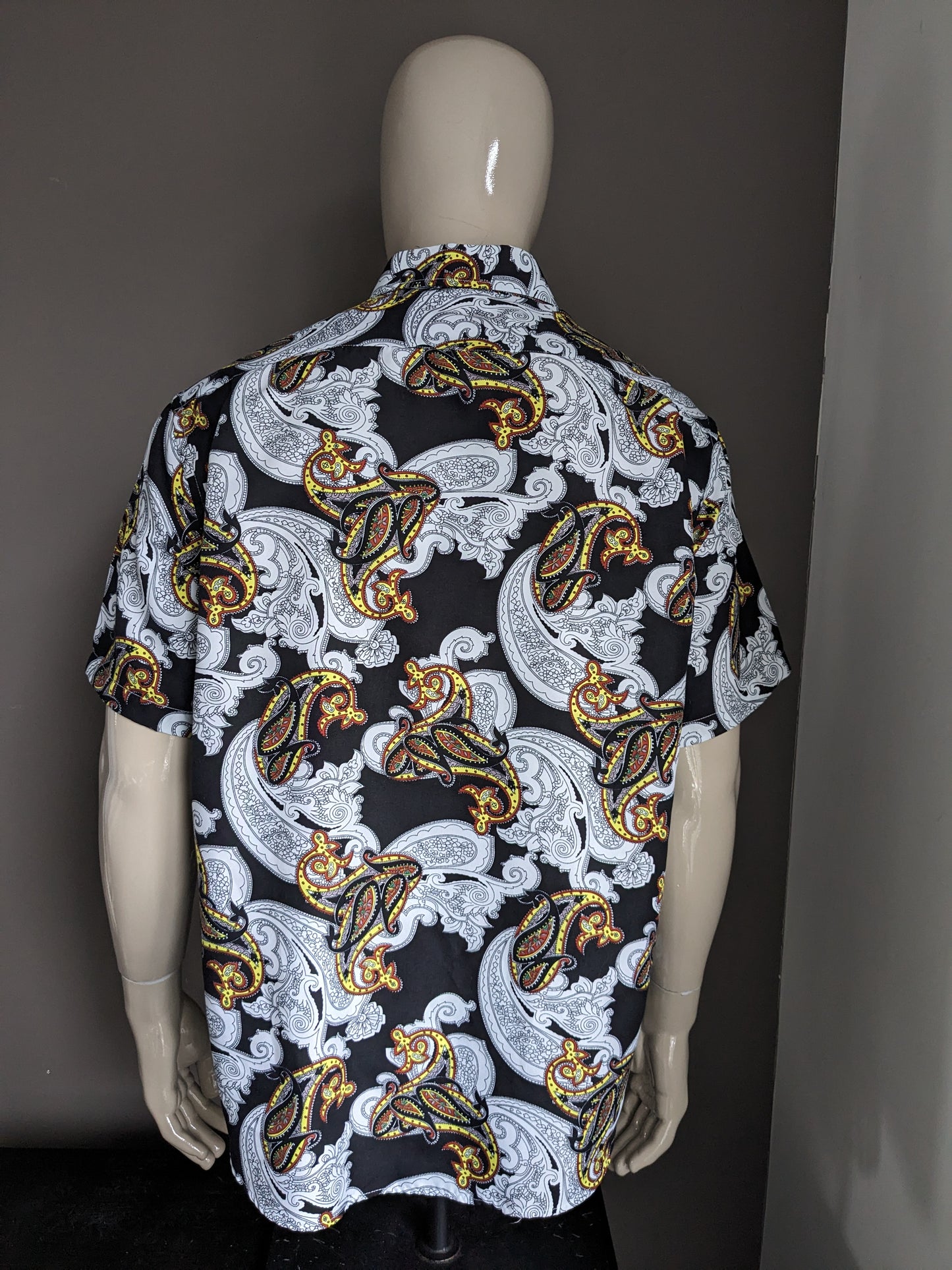 Amparo shirt with short sleeve. Black white yellow brown print. Size XL.