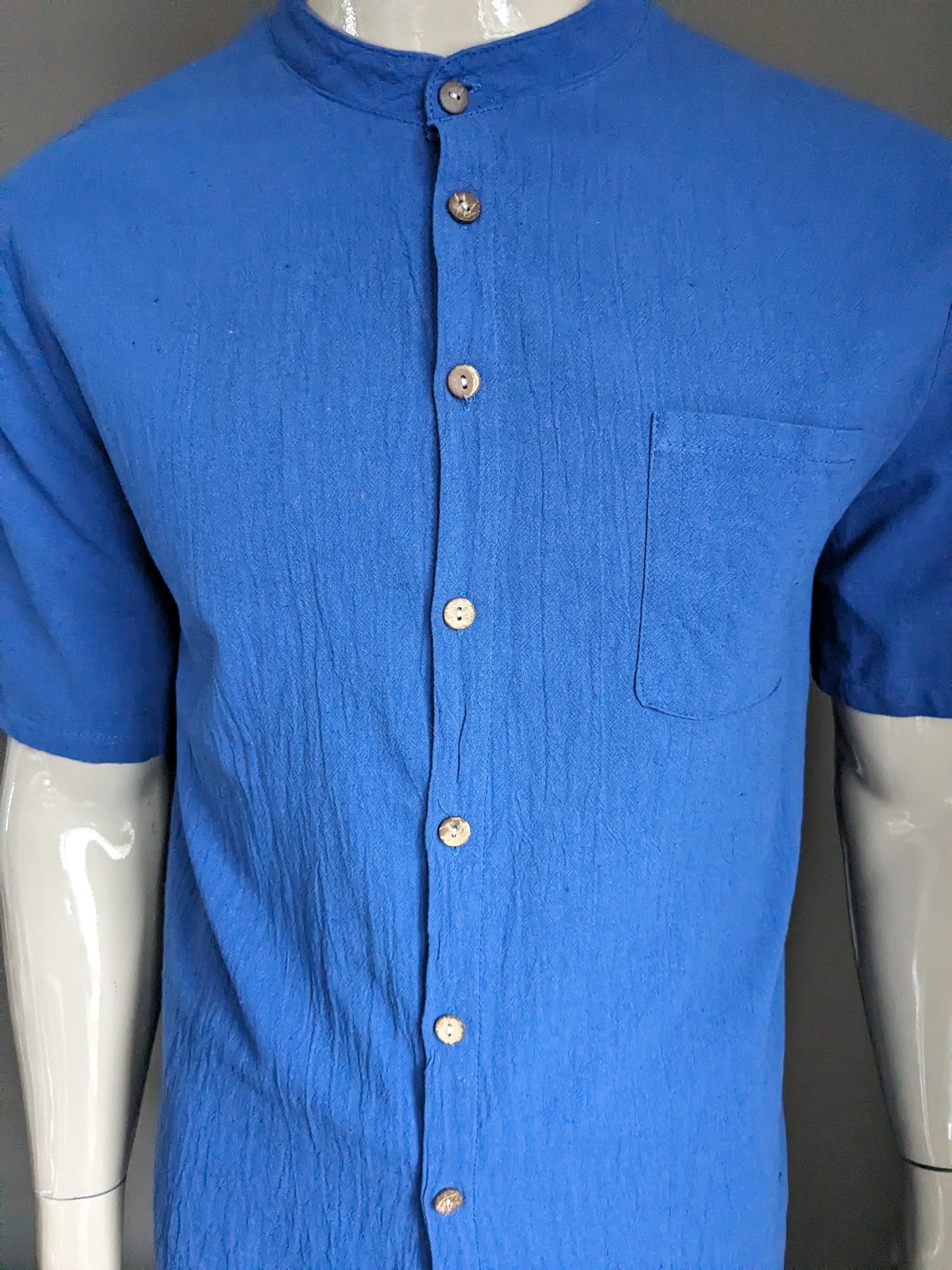 Vintage overhemd korte mouw met Mao / opstaande kraag. Blauw. Maat M.