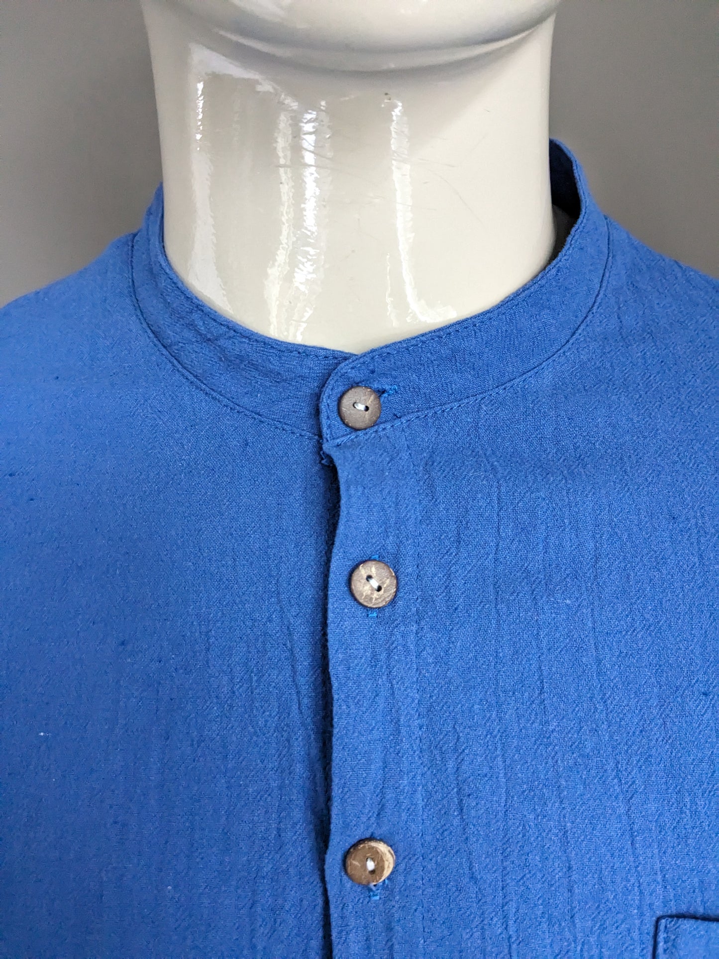 Chemise vintage à manches courtes avec mao / col surélevé. Bleu. Taille M.