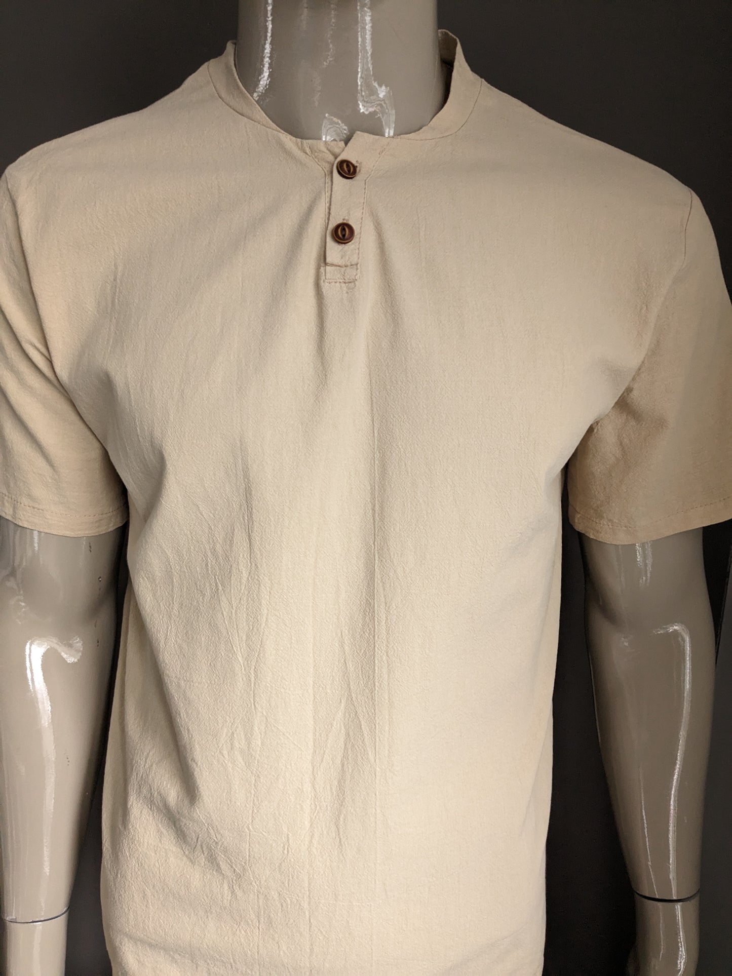 Vintage shirt / polo met Mao / opstaande kraag en knoopjes. Beige. Maat L.