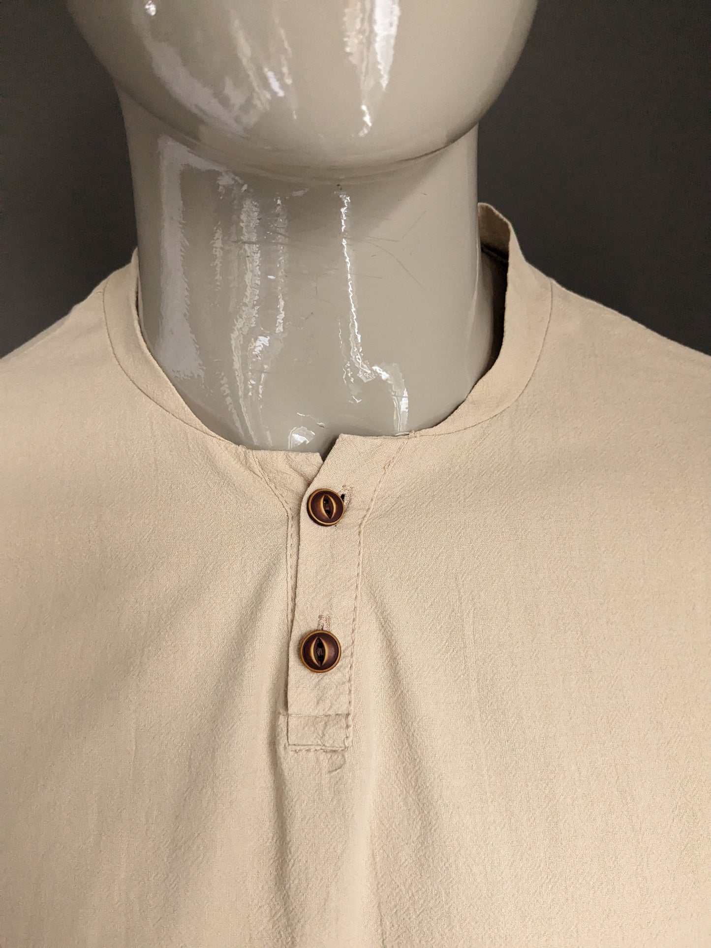 Vintage shirt / polo met Mao / opstaande kraag en knoopjes. Beige. Maat L.