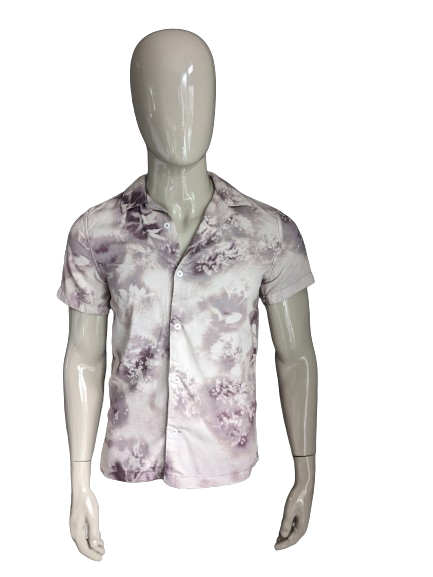 Camisa de entre semana de manga corta. Estampado beige lila. Talla S.