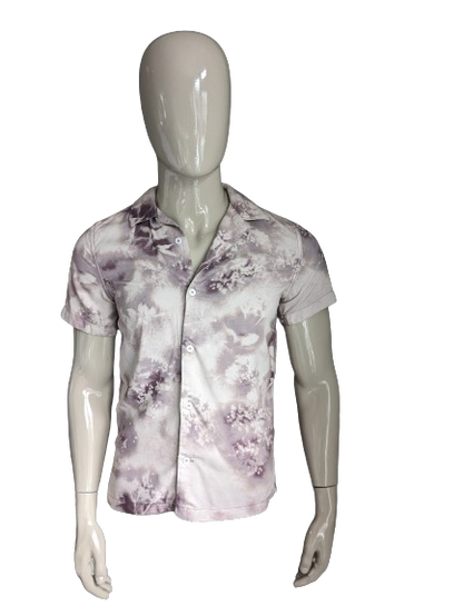 Camisa de entre semana de manga corta. Estampado beige lila. Talla S.