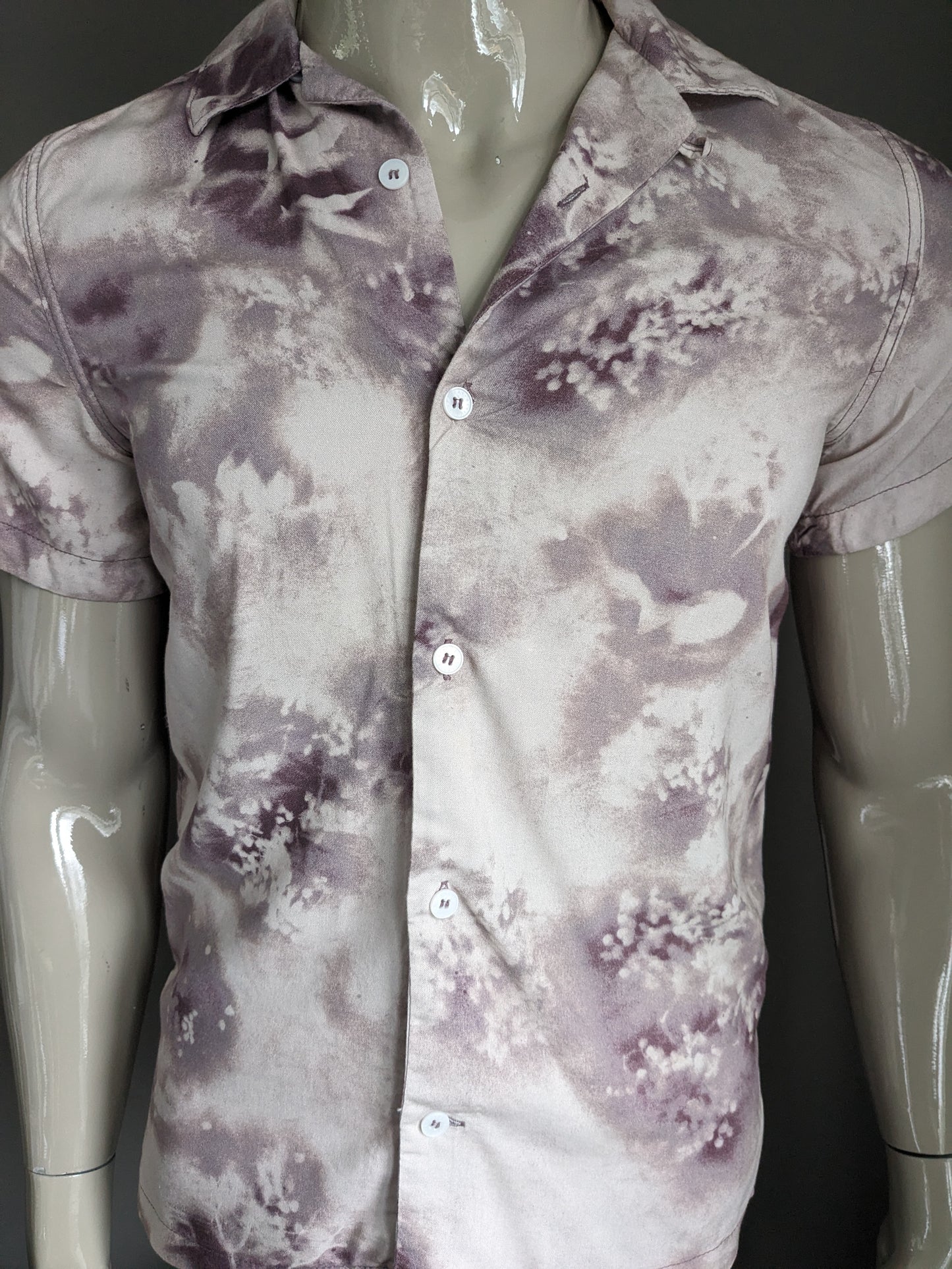 Camisa de entre semana de manga corta. Estampado beige lila. Talla S.