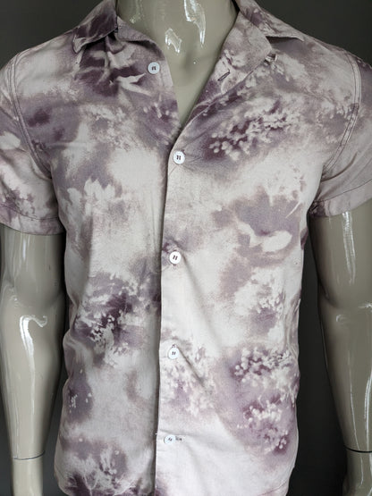 Camisa de entre semana de manga corta. Estampado beige lila. Talla S.