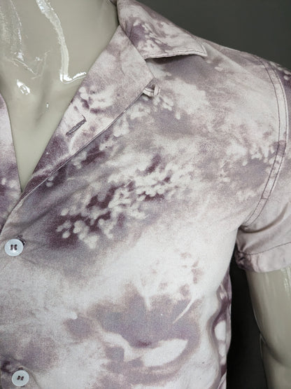 Camisa de entre semana de manga corta. Estampado beige lila. Talla S.