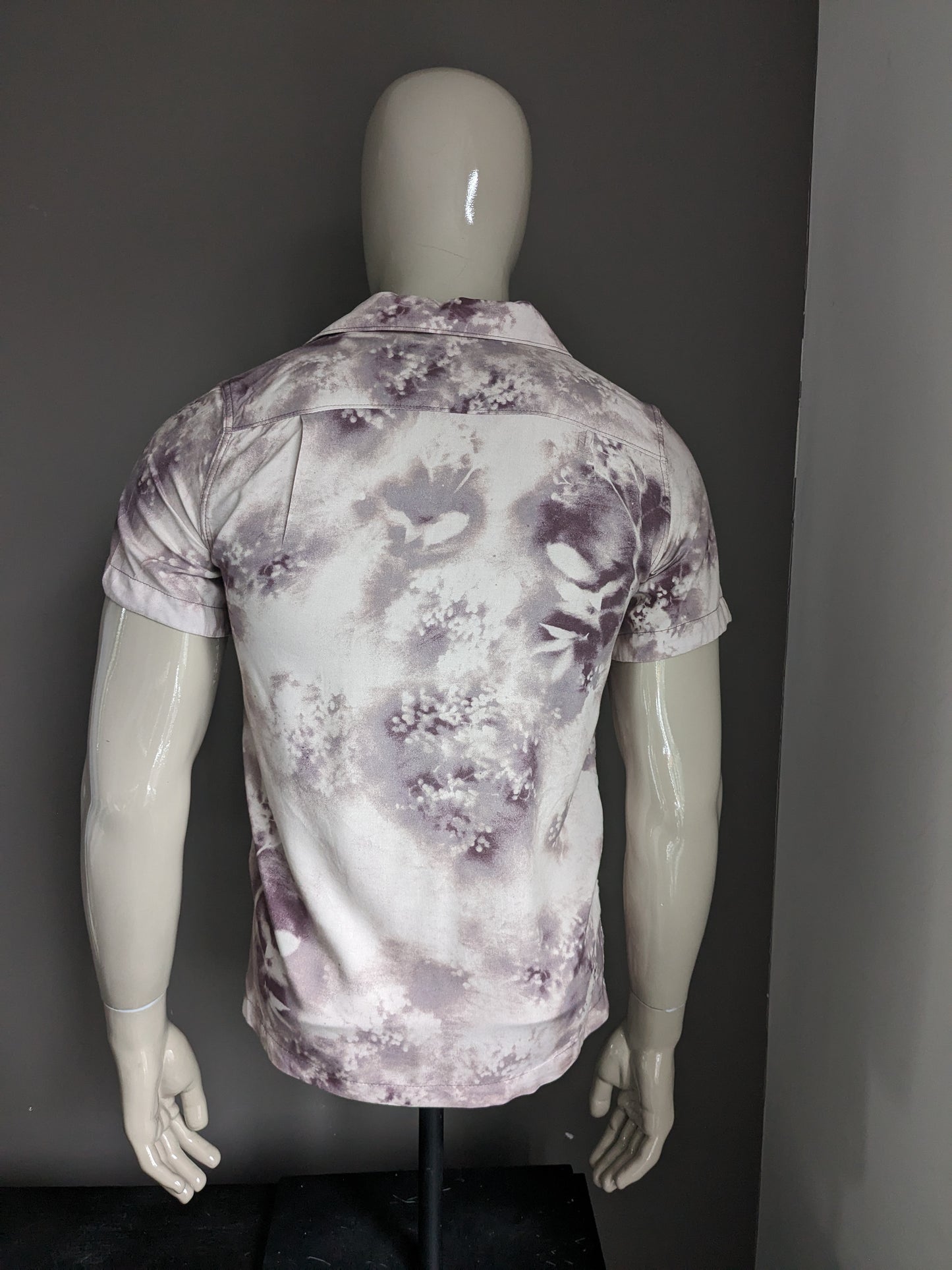 Camisa de entre semana de manga corta. Estampado beige lila. Talla S.