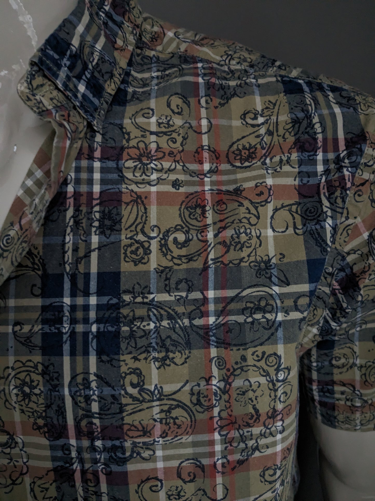 Tu Premium short sleeve shirt. Green blue red print. Size XL.