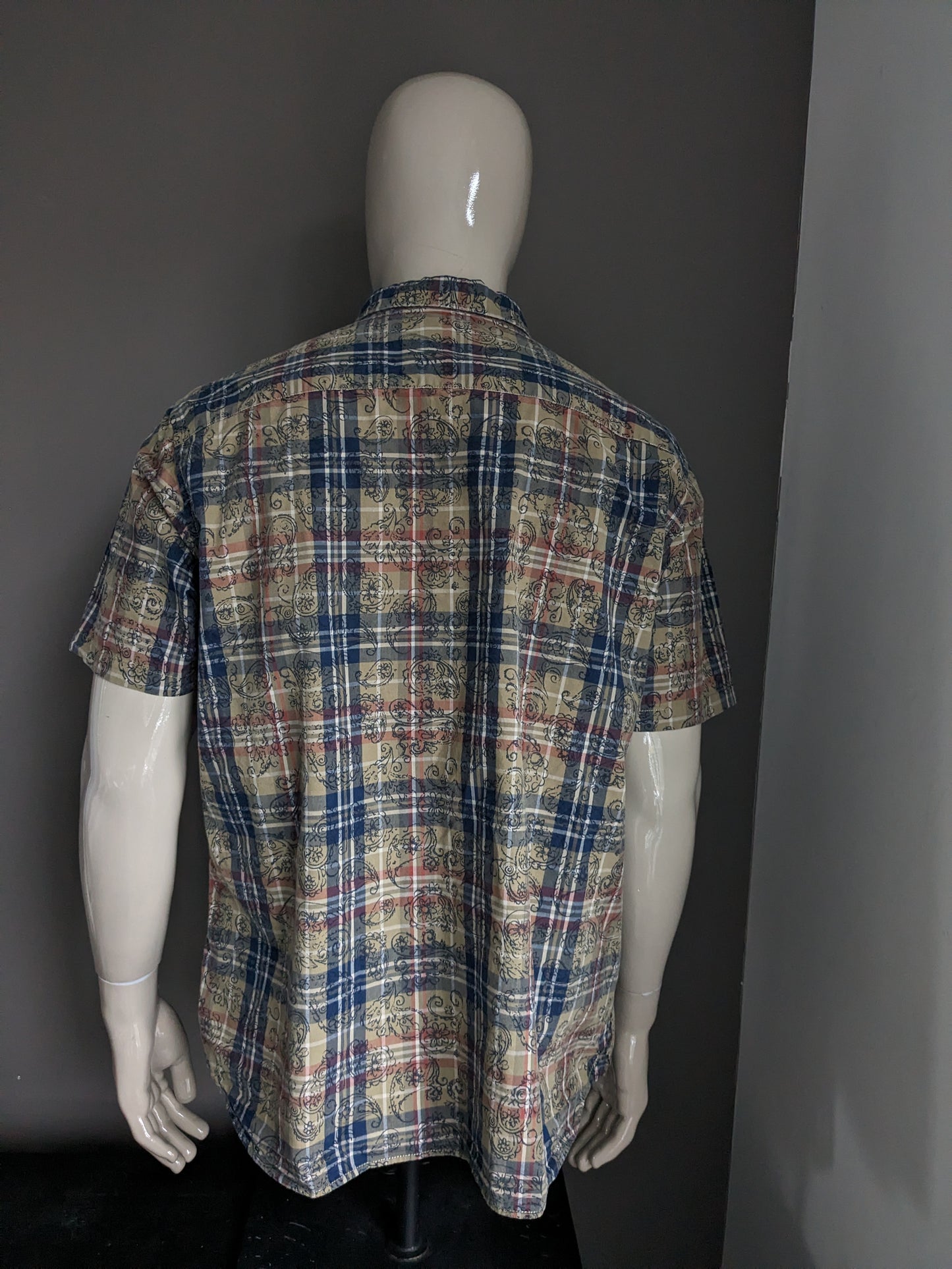 Tu Premium short sleeve shirt. Green blue red print. Size XL.
