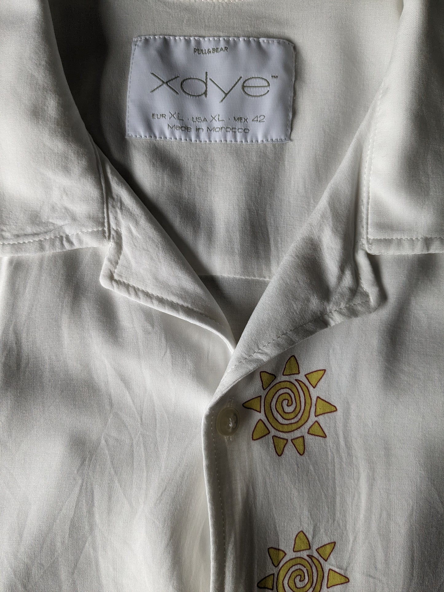 Xdye shirt short sleeve. White with print / print. Size XL / XXL.