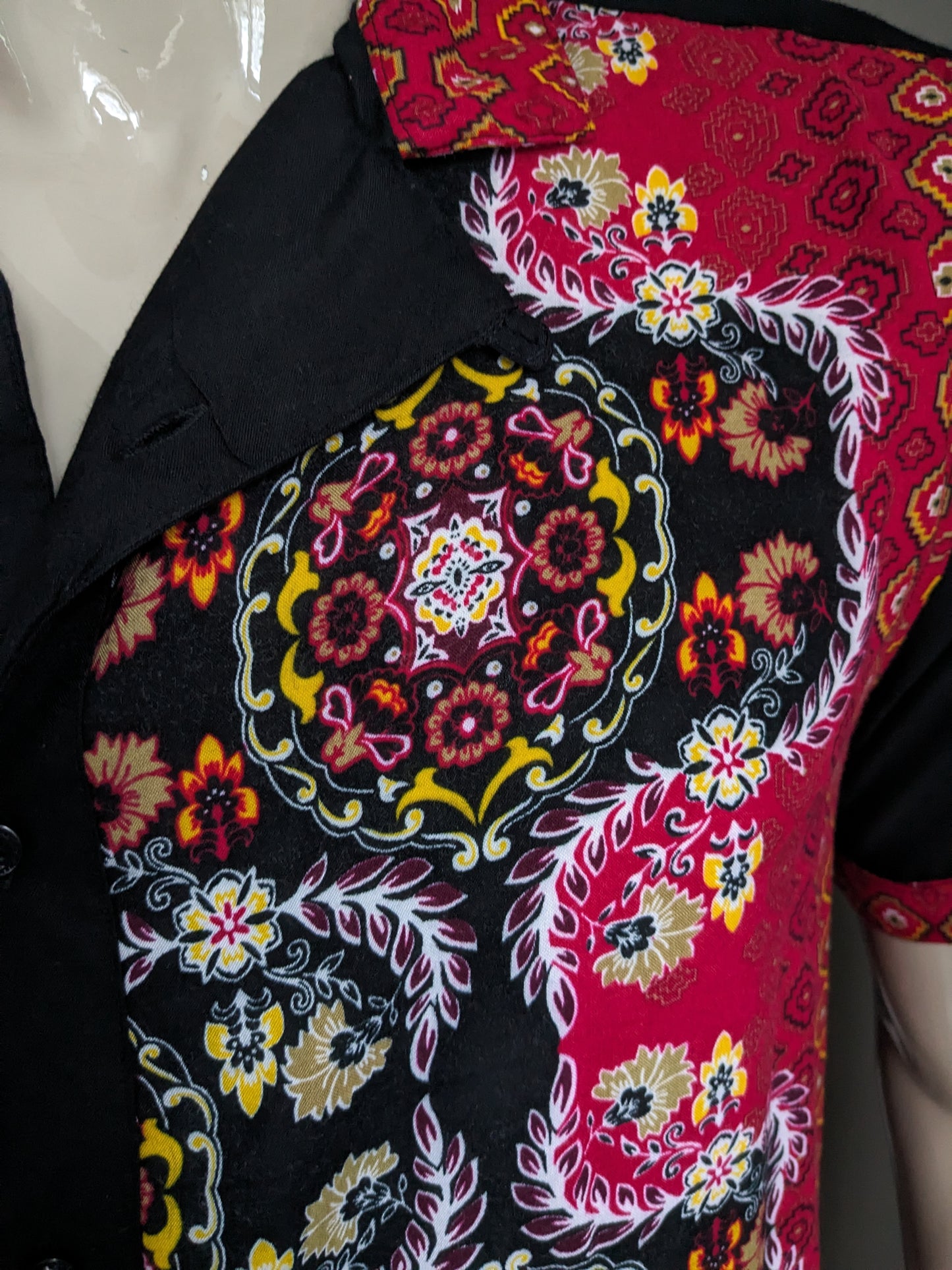 Ransak shirt short sleeve. Black red yellow print. Size L.