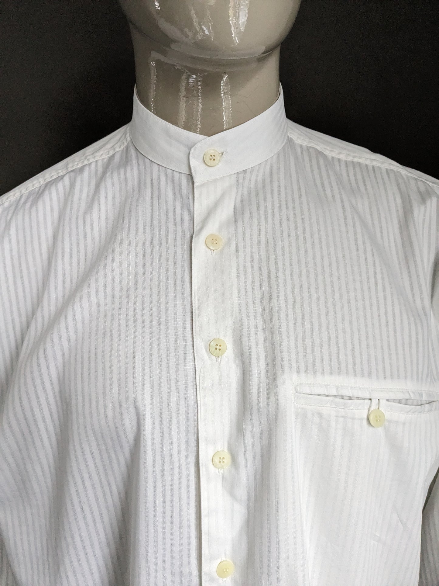 Vintage Globetrotter-Hemd mit Mao-/Stehkragen. Weiß gestreift. Größe XXL / 2XL