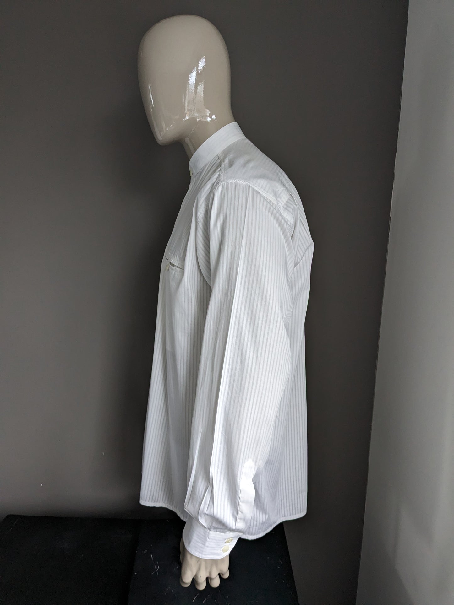 Vintage Globetrotter-Hemd mit Mao-/Stehkragen. Weiß gestreift. Größe XXL / 2XL