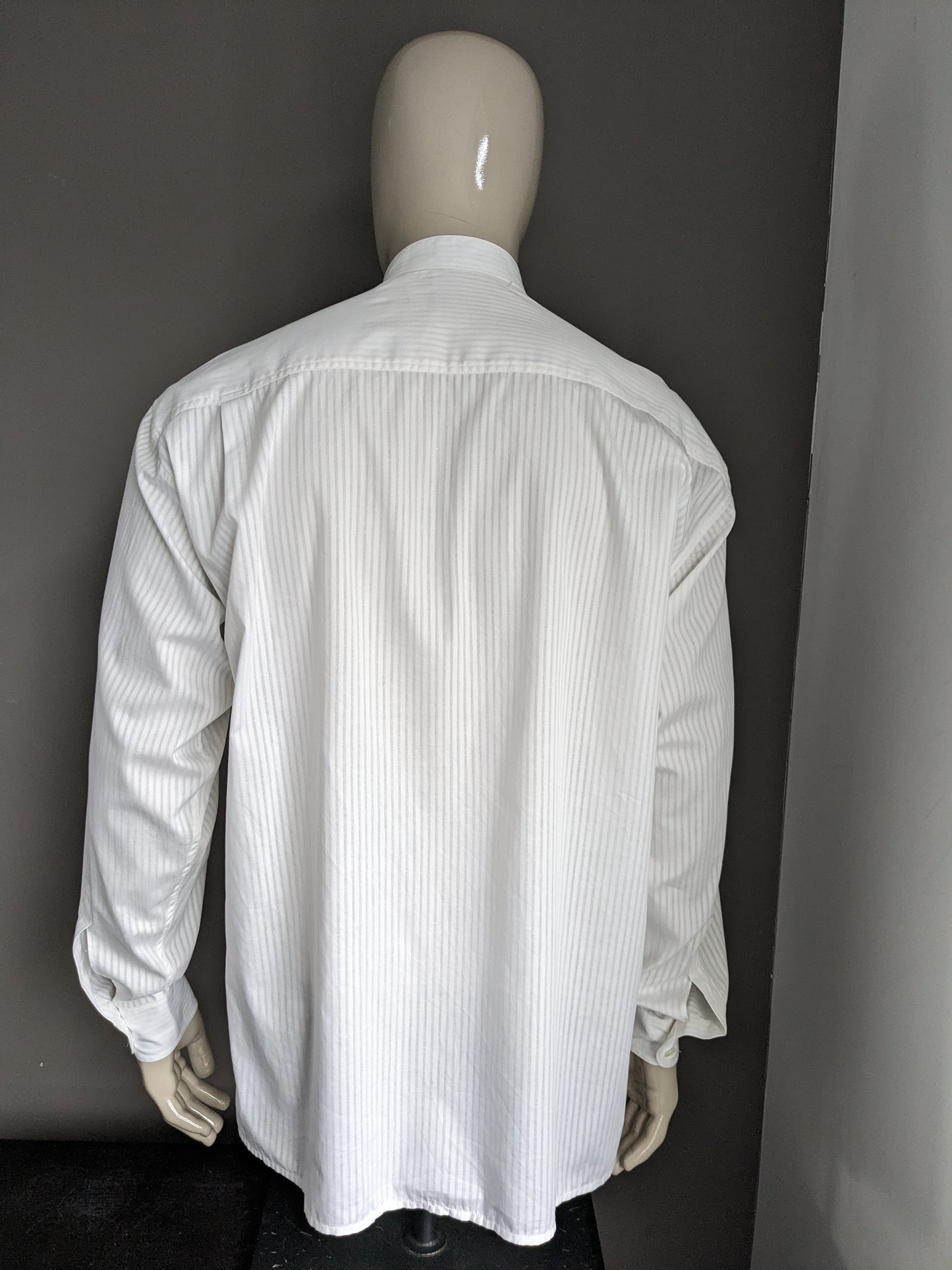 Vintage Globetrotter-Hemd mit Mao-/Stehkragen. Weiß gestreift. Größe XXL / 2XL