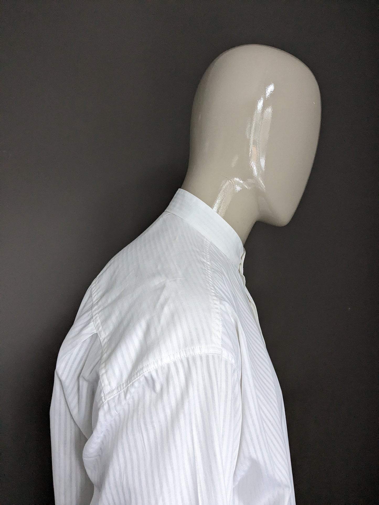 Vintage Globetrotter Shirt with Mao / Standing Collar. White striped. Size XXL / 2XL
