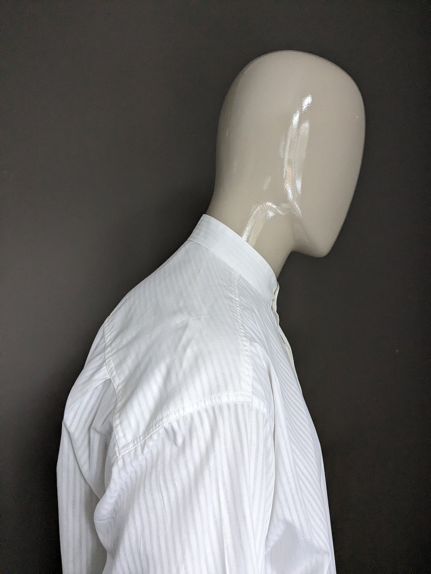 Vintage Globetrotter-Hemd mit Mao-/Stehkragen. Weiß gestreift. Größe XXL / 2XL