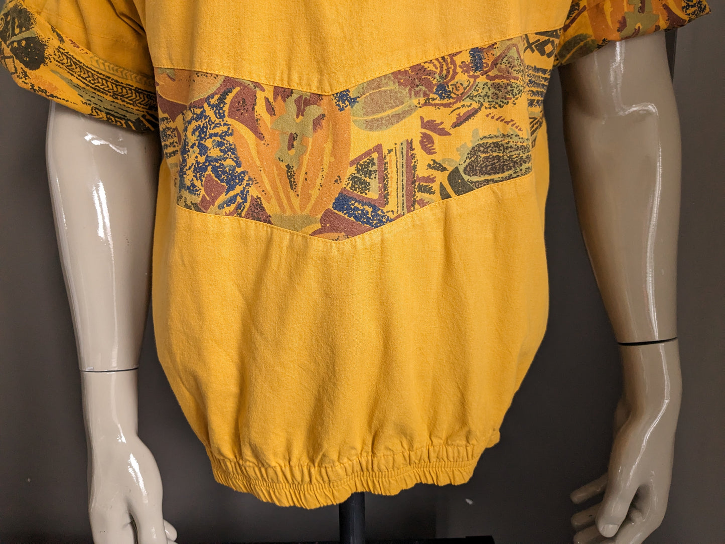 Vintage polo with elastic band. Dark yellow with print. Size L.