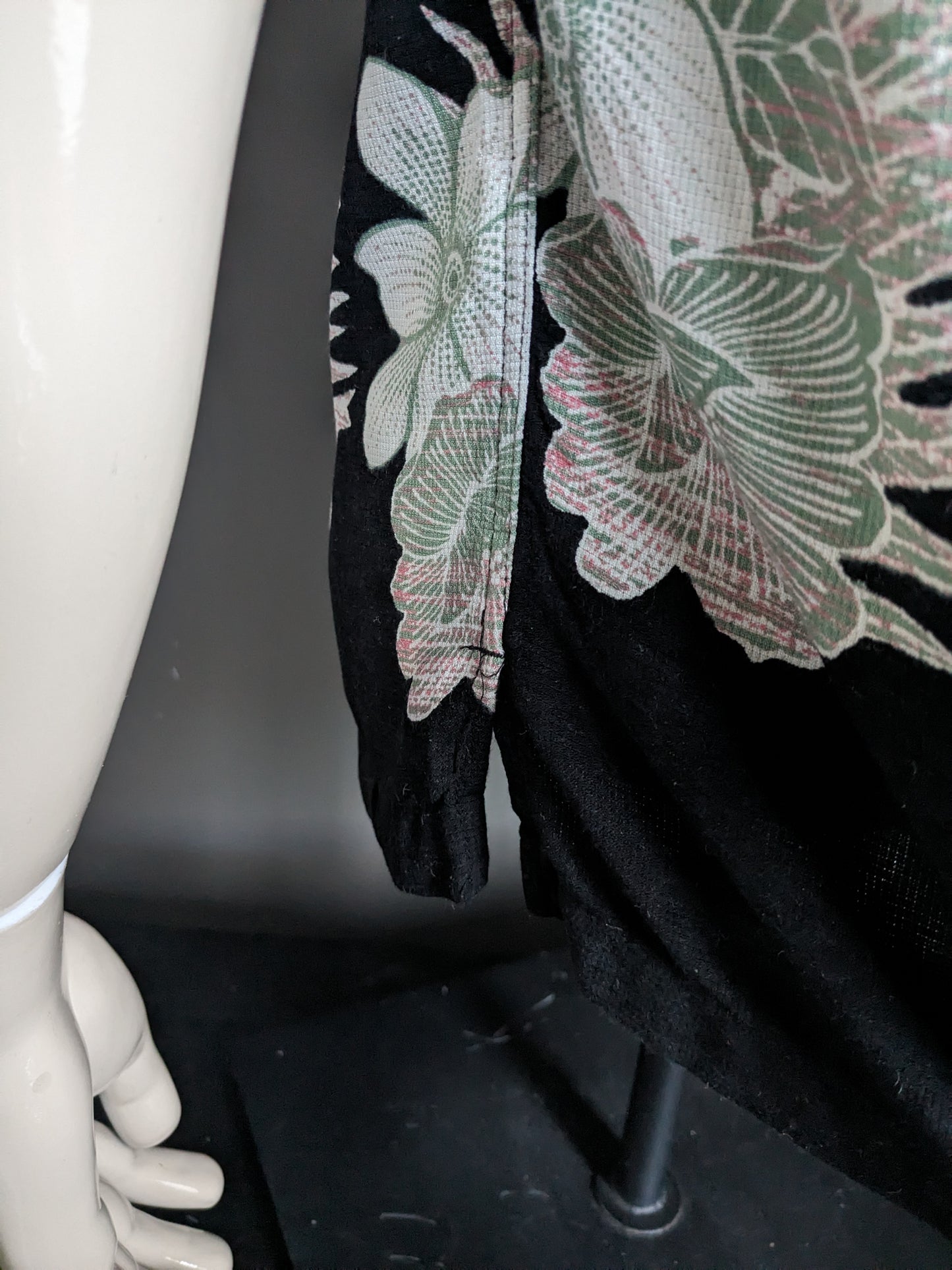 Camisa de seda de seda original caribeña manga corta. Black Green Red Beige Floral estampado. Tamaño M. 55% de seda.