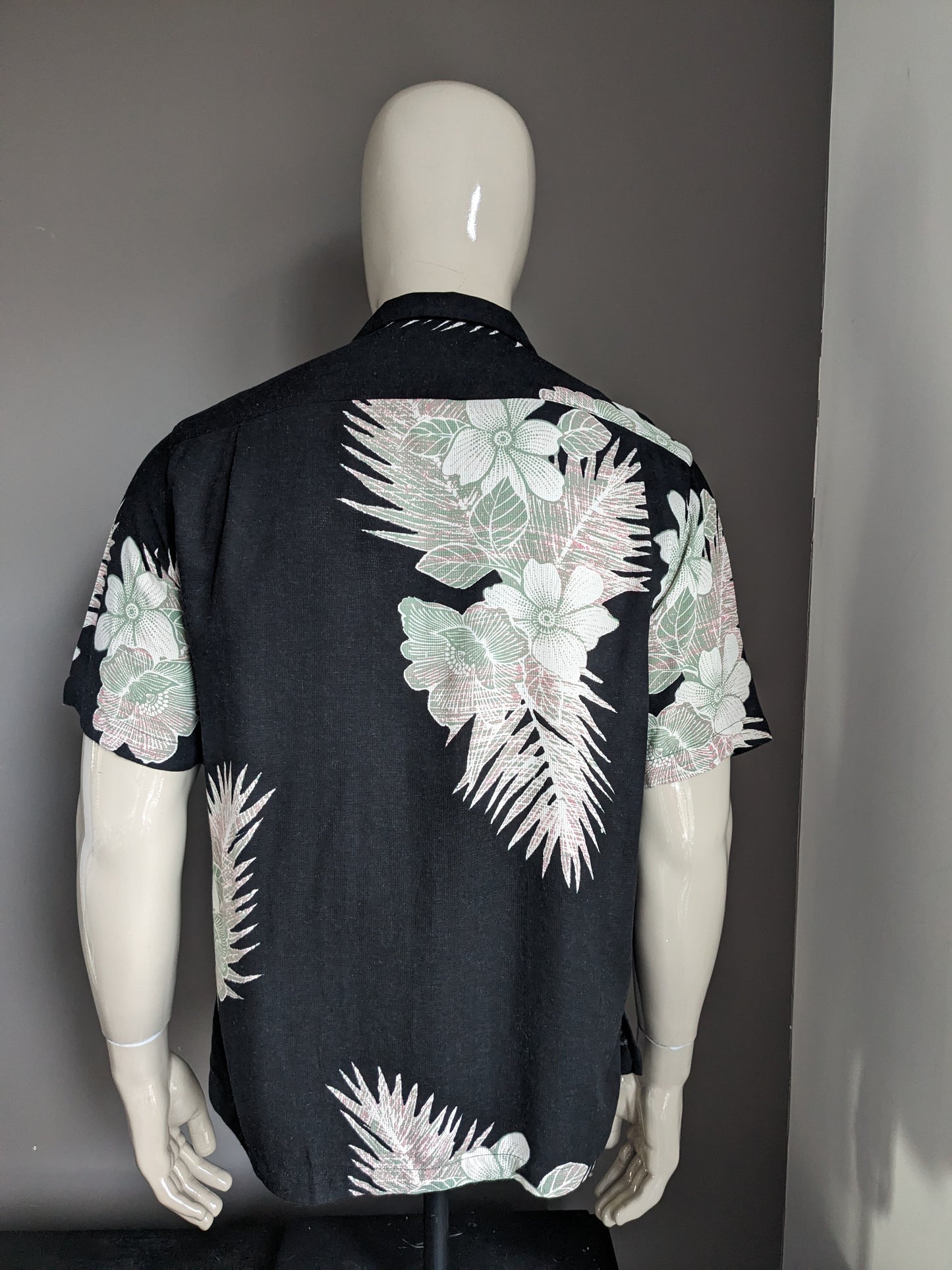 Caribbean Original Silk Hawaii Shirt Short Sleeve. Black green red beige floral print. Size M. 55% silk.