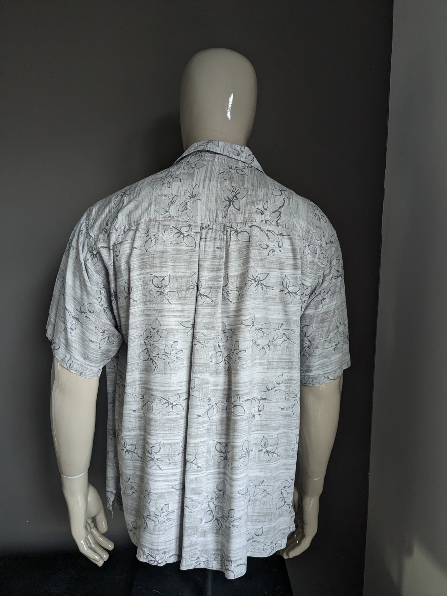 ME. Sport hawaii shirt short sleeve. Gray brown print. Size XL. Viscose / district