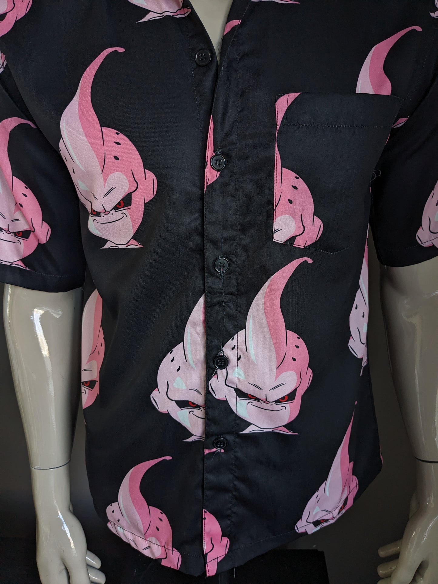 Dragon Ball Z Kid Buu print overhemd. Zwart Roze print. Maat M.