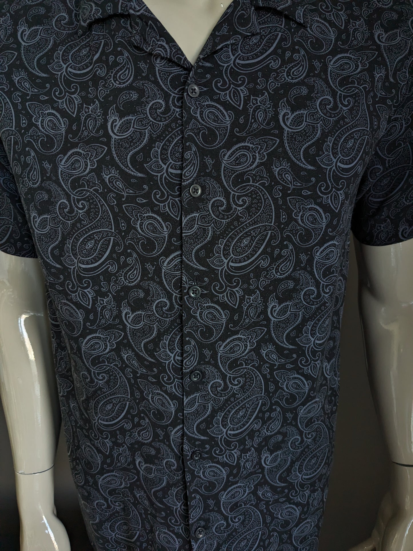 Shirt-Mail Shirt manica corta. Stampa paisley grigio nero. Taglia XL.