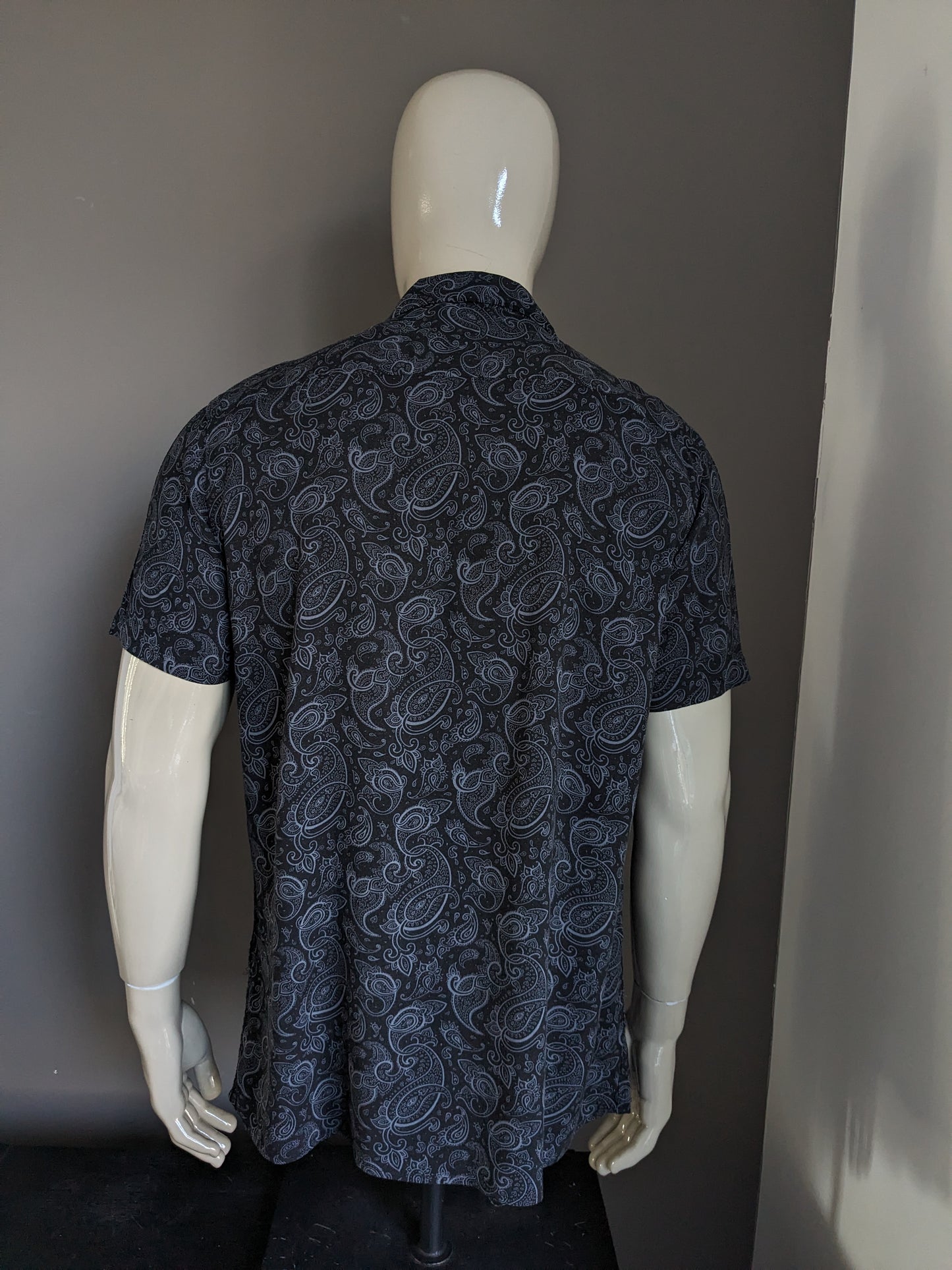 X-mail shirt short sleeve. Black gray paisley print. Size XL.