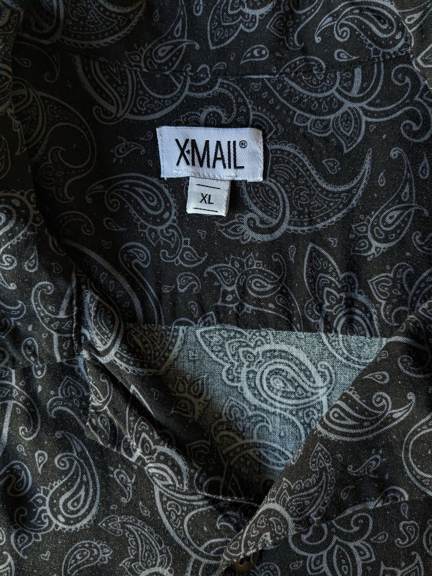 Camisa de correo X manga corta. Impresión de Paisley gris negro. Tamaño xl.