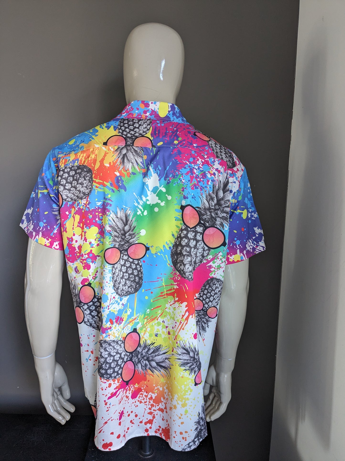 Pre-shrunk pineapple shirt short sleeve. Colored print. Size XL.