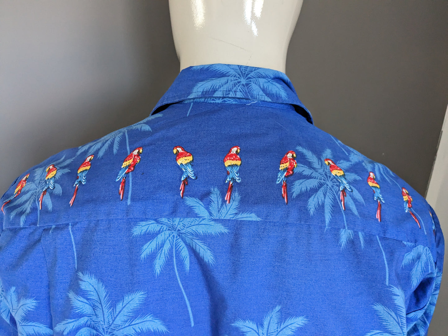 Pacific Legend Hawaii Shirt Short Sleeve. Colored parrot print. Size L.