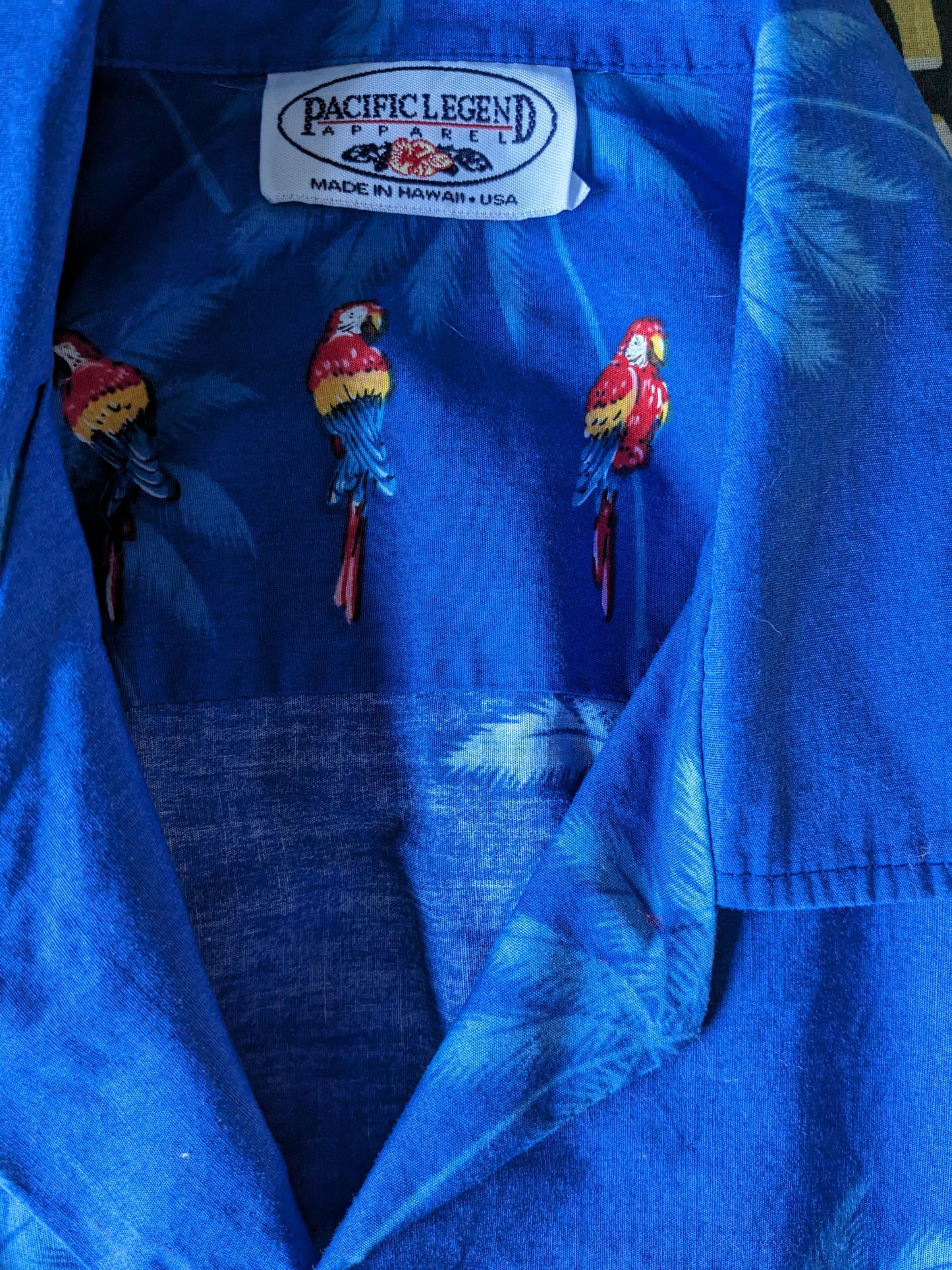 Pacific Legend Hawaii Shirt Short Sleeve. Colored parrot print. Size L.
