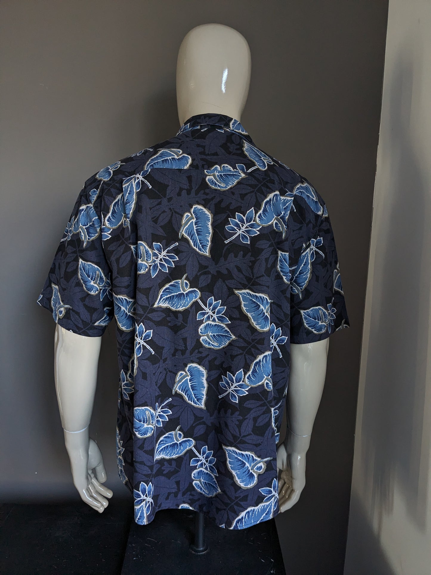 Paradise Blue Silk Hawaii Shirt Short Sleeve. Blue leaf motif. Size XL. 70% silk.
