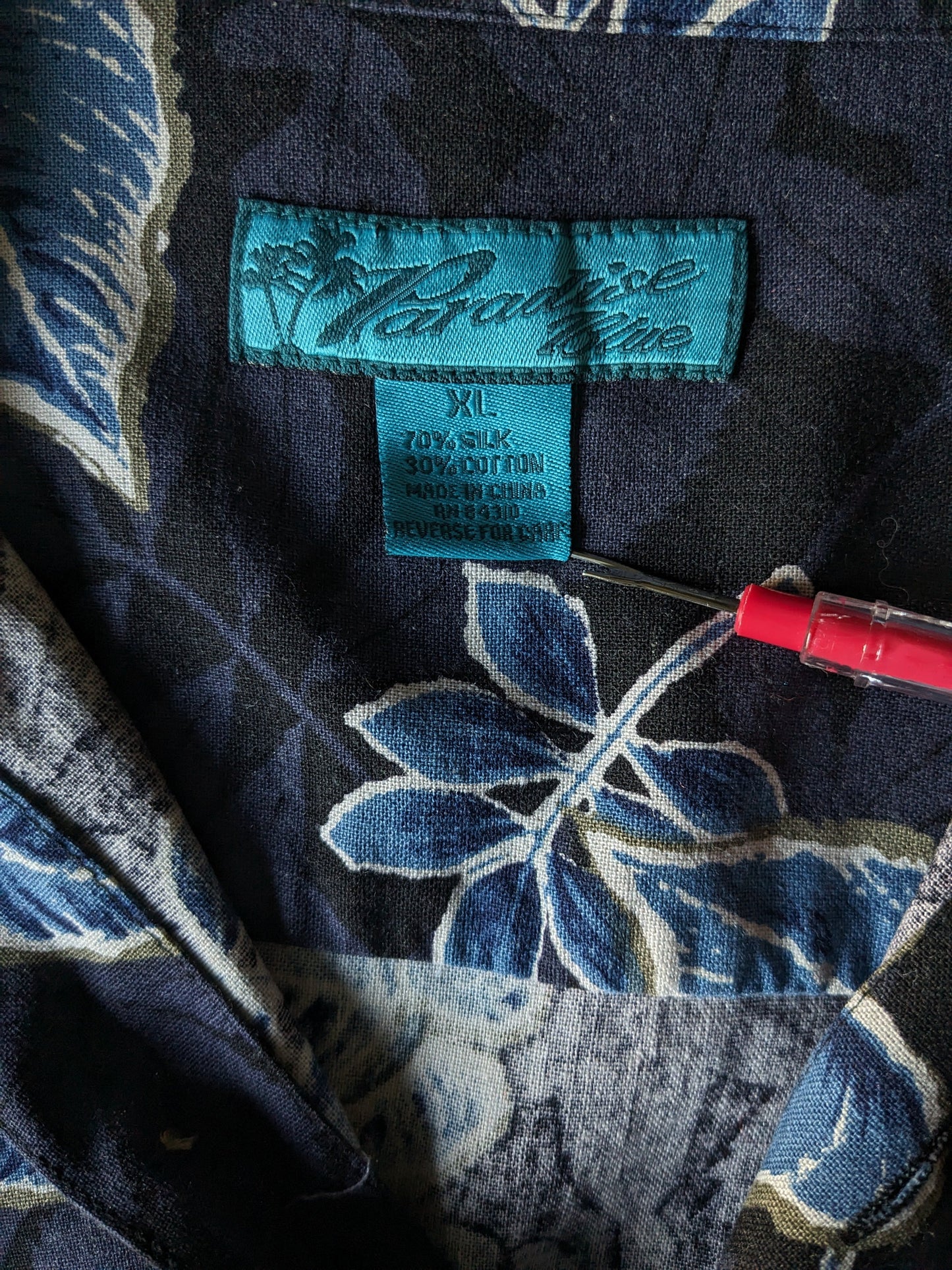 Selta corta Paradise Blue Hawaii Shirt. Motivo a foglie blu. Taglia XL. 70% di seta.